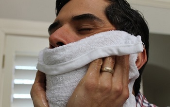 Применение горячего полотенца после бритья
